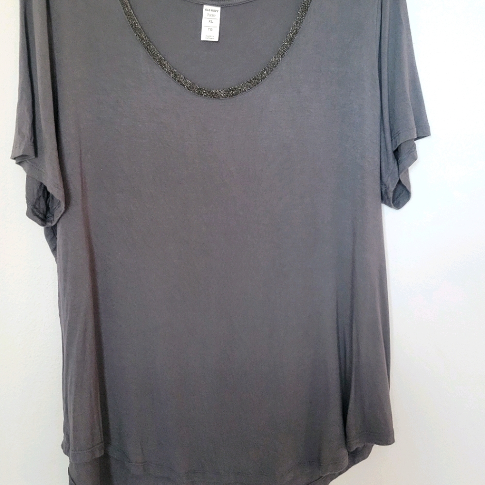 Short sleeve top with glitter on nrckline